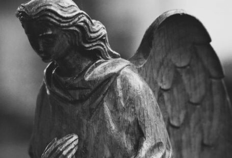 Angel Investing - portret van een houten engel